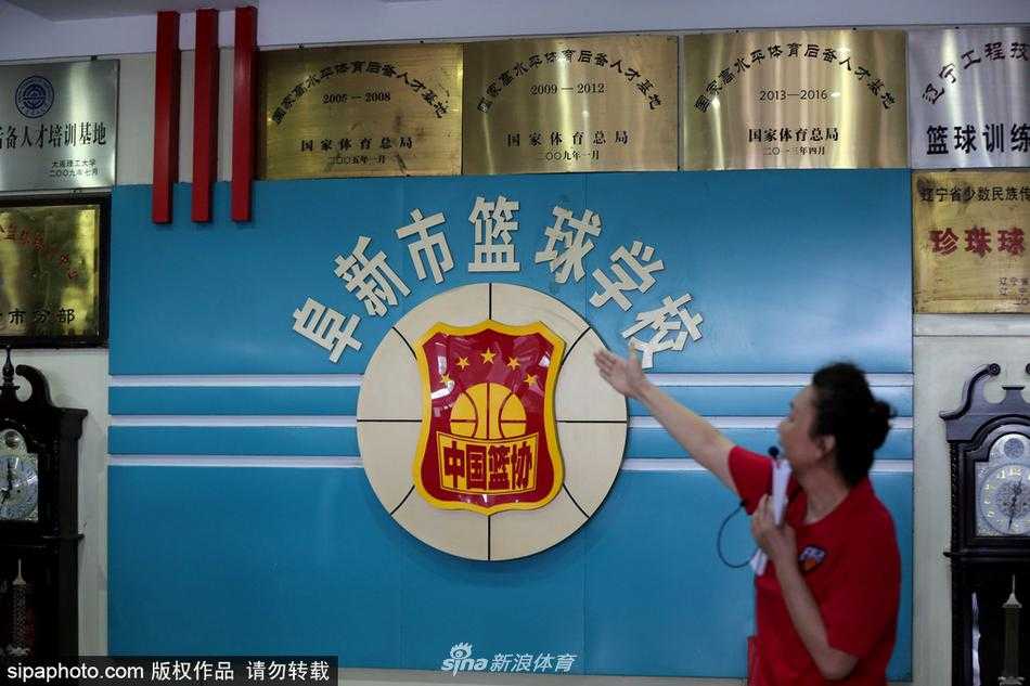 探访篮球奇才周琦的摇篮:阜新那座孕育梦想的篮球学校 室外标准塑胶篮球场上,一群十来岁的小球员正在教练的哨声下进行折返跑训练,稚嫩的脸庞上挂满汗珠,眼神却异常坚定,远处的夕阳将他们的影子拉得很长很长。