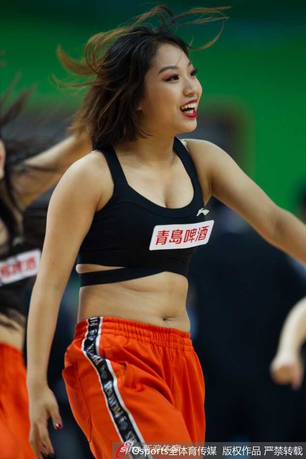 中场表演时刻，宝贝们随着节奏挥舞着手臂，金色的表演服在灯光下熠熠生辉，她们用极具感染力的肢体语言，调动着全场观众的情绪，将赛场变成欢乐的海洋。