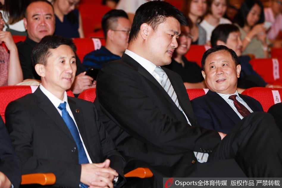 改革巨轮启动:姚明宣布CBA公司独立运营,管办分离开创中国篮球新时代 在发布会现场,姚明、李金生与白喜林并肩而坐,神情专注地探讨着改革细节,三人眼神交汇间透露出对中国篮球未来的坚定信念。