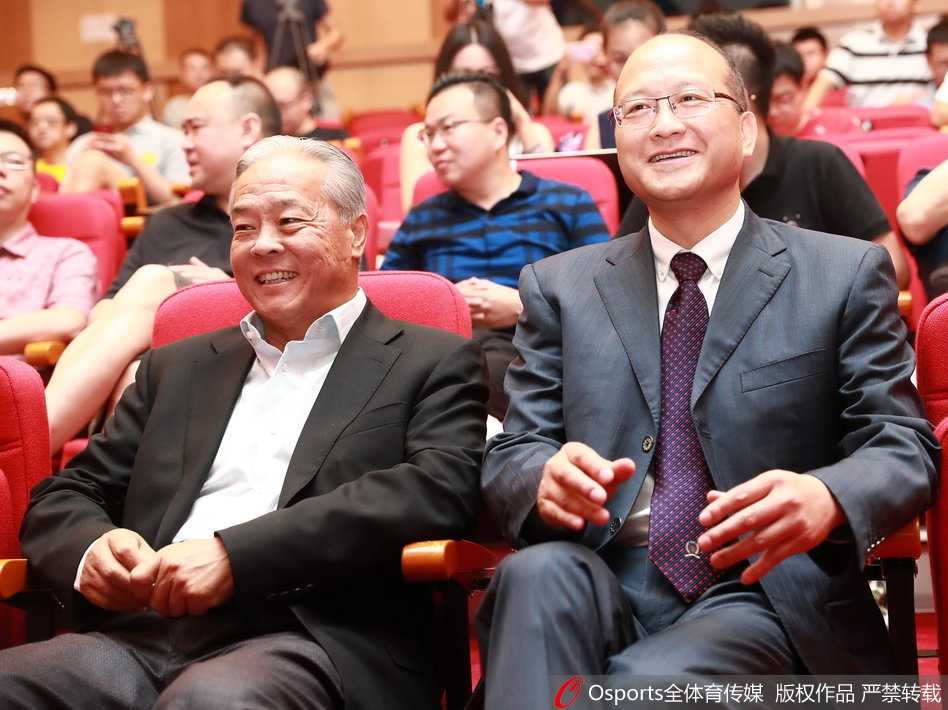 改革巨轮启动:姚明宣布CBA公司独立运营,管办分离开创中国篮球新时代 发布会后的交流环节,姚明双手搭在身前,侧耳倾听同仁意见,眼神中闪烁着对即将到来的新赛季各种挑战的期待与思索。