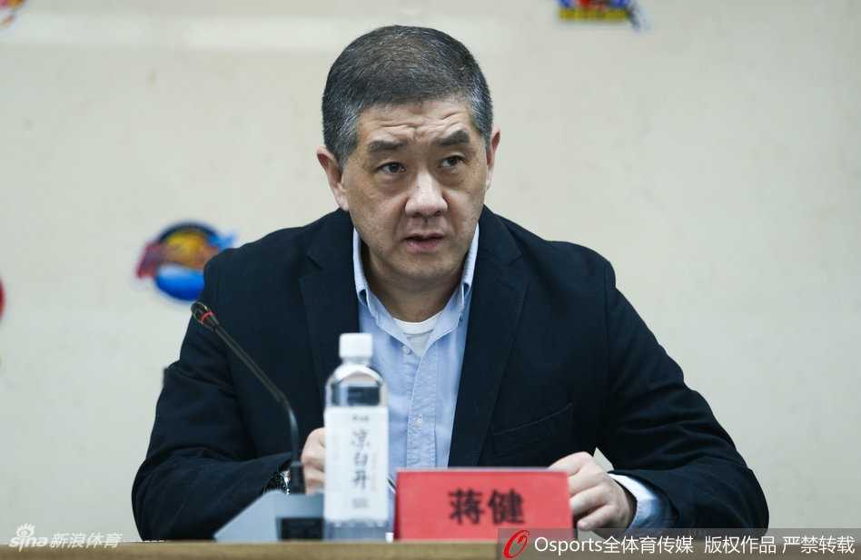 改革深水区的前瞻与担当:聚焦CBA联赛通气会重磅议题 圆桌讨论环节,几位联赛负责人相互交流意见,面前摆放着联赛文件和名牌,他们之间的默契配合与专业态度,为CBA新赛季的平稳运行提供了坚实保障。