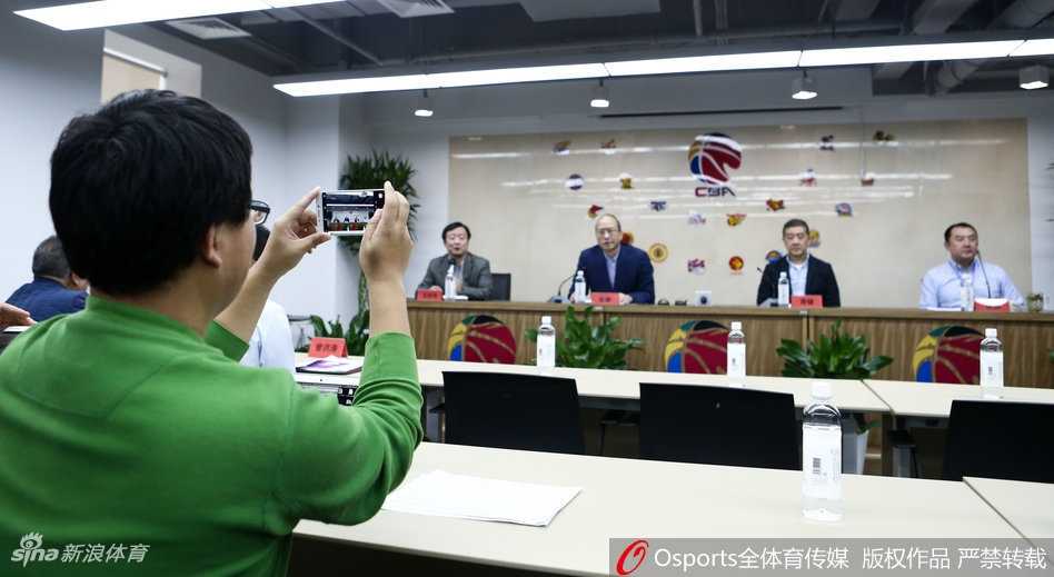改革深水区的前瞻与担当:聚焦CBA联赛通气会重磅议题 首钢体育大厦内,CBA公司高层与媒体代表齐聚通气会现场,神情专注而笃定,一场关于联赛未来的深度对话在此展开。