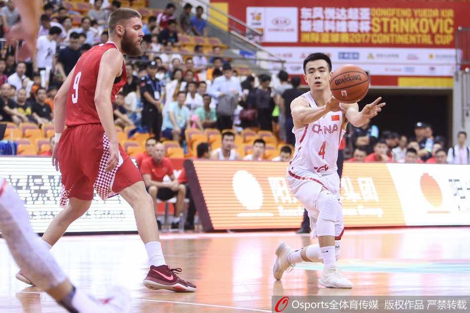 斯坦科维奇杯揭幕战:中国男篮红队首节低迷,负于克罗地亚 孟铎在命中一记关键三分后,握拳怒吼,脸上写满了杀气与不甘,他是此役红队最锋利的进攻尖刀。