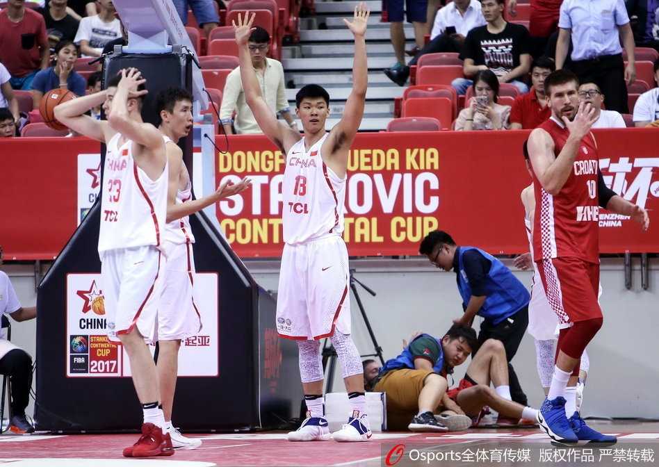 斯坦科维奇杯揭幕战:中国男篮红队首节低迷,负于克罗地亚 赵睿持球加速突破,他的步伐坚定,试图撕开对手的防线,年轻的后卫线在比赛中经受了严峻的考验。