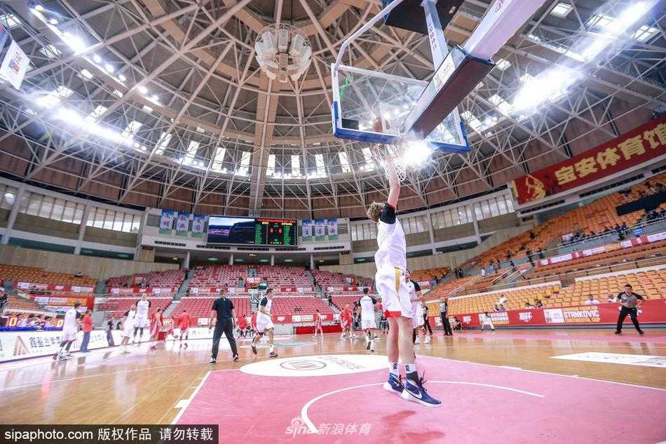 斯坦科维奇杯深圳打响德国青年军全力备战 德国队年轻球员在深圳宝安体育馆进行赛前热身,他们目光坚定,全力备战即将到来的斯坦科维奇杯挑战