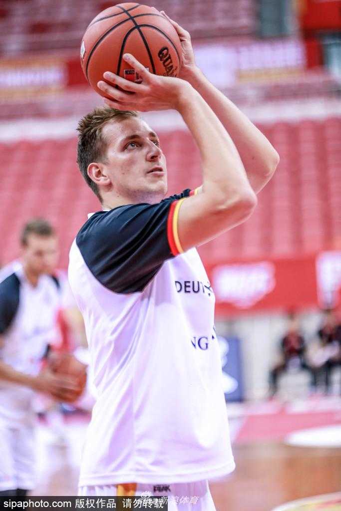 斯坦科维奇杯深圳打响德国青年军全力备战 夺冠后的德国队球员们难掩激动之情,在赛场边相拥庆祝,胜利的喜悦洋溢在每一张年轻的脸上