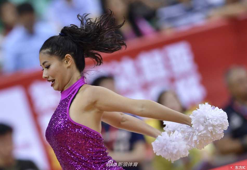 一位篮球宝贝在表演中转身回眸，眼神中透出专业舞者的专注与赛场上的无限活力