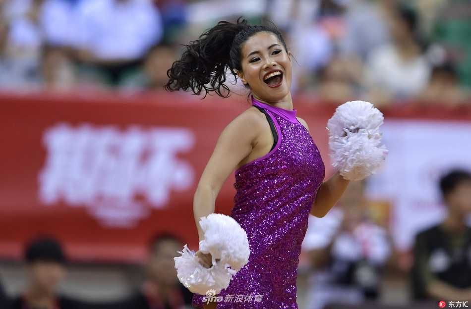 伴随着动感的旋律，篮球宝贝们一跃而起，飞扬的发丝和整齐的动作瞬间引爆全场热情