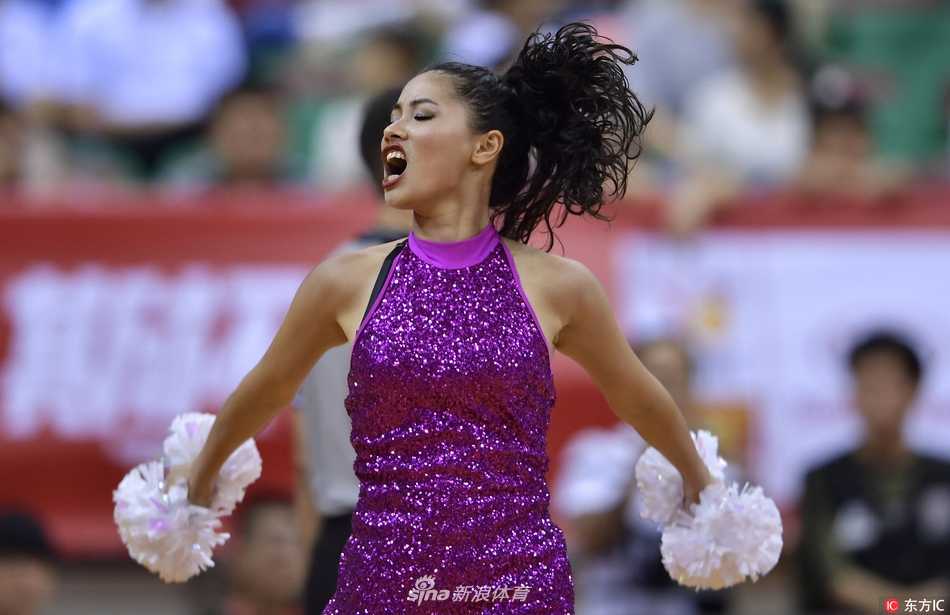 在全场观众的注视下，篮球宝贝们尽情舞动，她们自信的每一个瞬间，都构成了激情赛场不可或缺的一部分