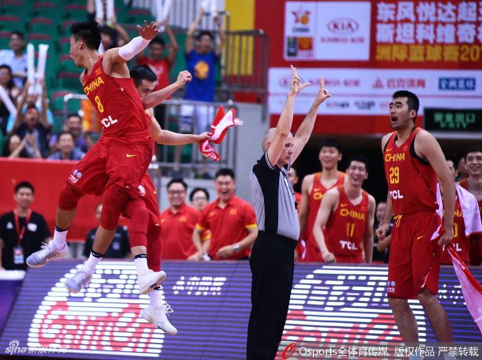 赵睿命中关键球后握拳怒吼，与冲上来的赵继伟激情撞胸庆祝，这一刻属于中国男篮的后场双枪