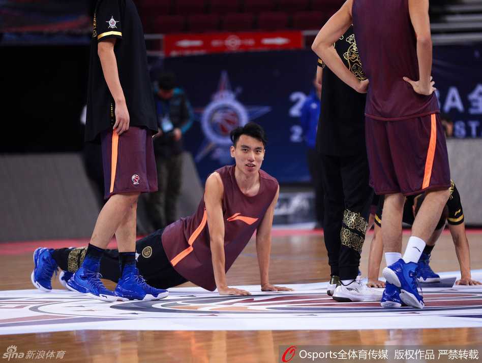 广州新星范子铭在热身中神情专注，年轻的脸庞上写满了对职业赛场的渴望，他在内线的卡位和投篮都显得有板有眼。