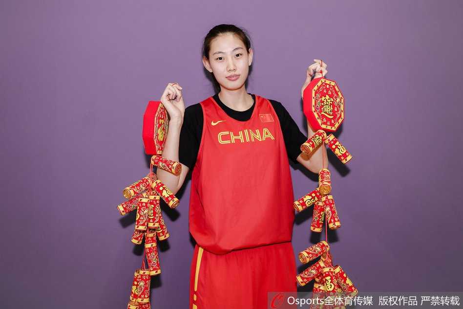 新春闪耀映红光,女篮精神铸辉煌 几位队员正在展示自己写的毛笔字,虽然笔触略显生涩,但‘必胜’二字却力透纸背,表达了她们对即将到来的比赛的决心和信念。