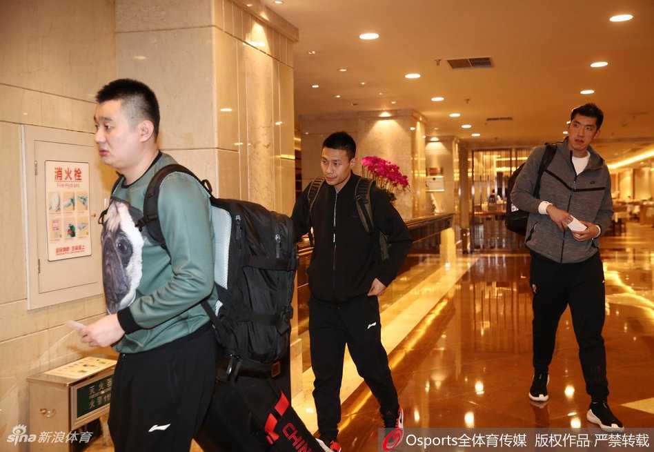 东莞的清晨带着些许寒意，但男篮蓝队的将士们一个个推着行李箱走出机场，脸上写满了坚毅与即将投入战斗的渴望。