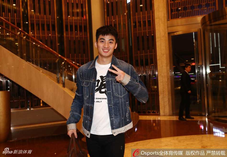 主教练杜锋被热情的球迷围住，他面带微笑耐心签名，但眉宇间仿佛已经在勾勒两天后对阵新西兰的战术蓝图。