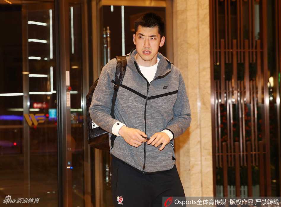 在酒店大堂，易建联低头快步走过，手中的行李袋装着的不仅是装备，更是作为核心球员沉甸甸的责任与担当。