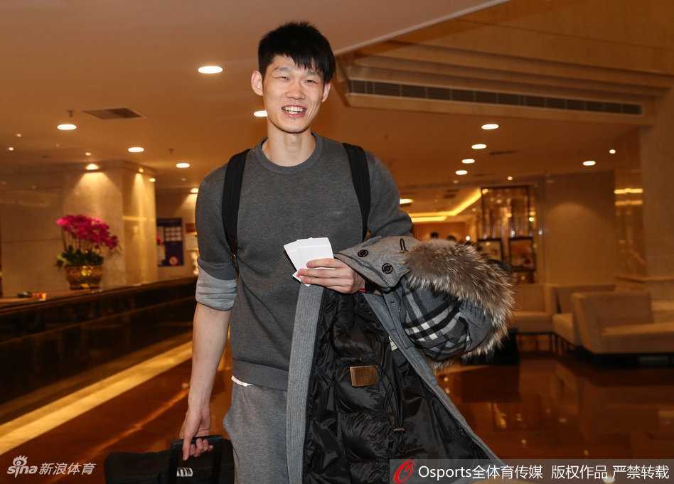 夜色降临，球馆的灯光依旧通明，李根在加练三分投篮，篮球划过完美的弧线穿过篮网，仿佛预示着比赛中剑已出鞘的锋芒。