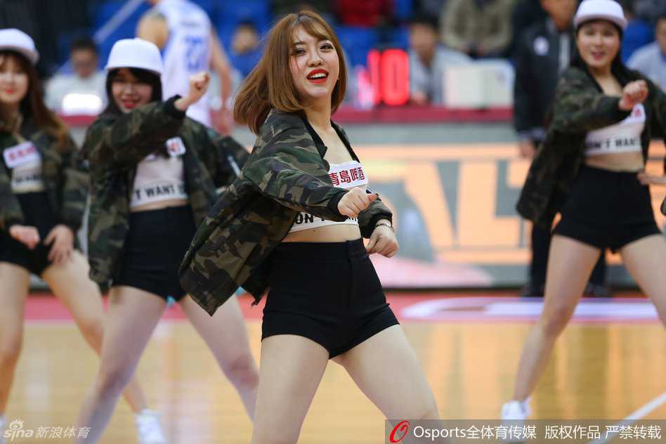 新春首战青岛男篮力克北控 篮球宝贝热舞点燃赛场 新春佳节,篮球宝贝们身着鲜艳红裙登场,她们挥动着金色的花球,用充满活力的舞步向现场球迷送出新年祝福。