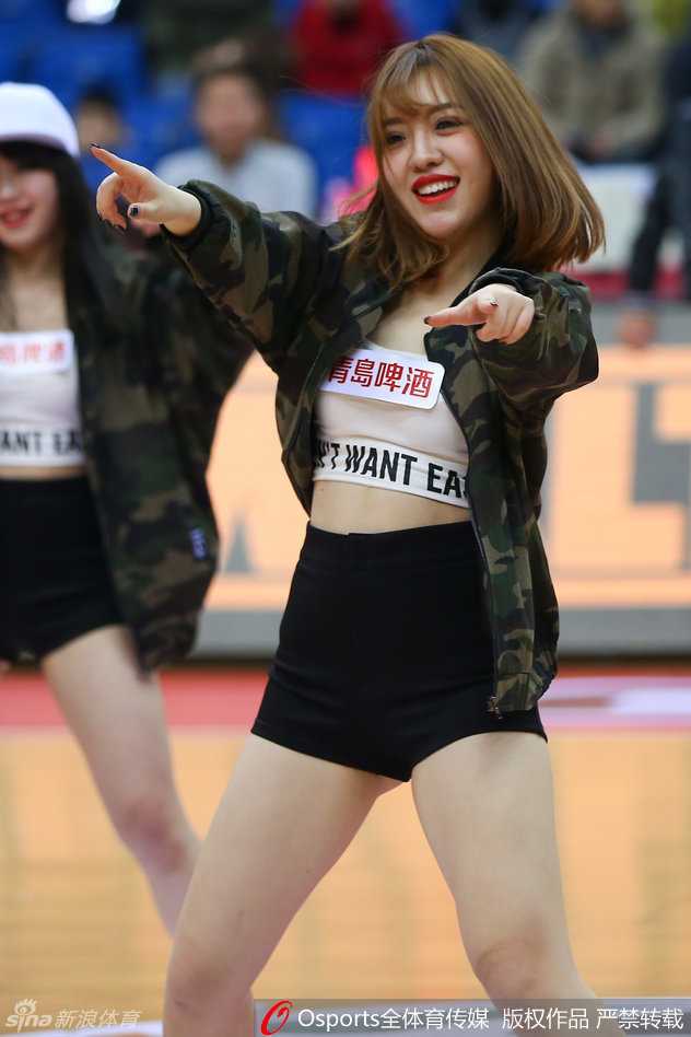 新春首战青岛男篮力克北控 篮球宝贝热舞点燃赛场 宝贝们摆出整齐划一的舞蹈造型,她们面带灿烂微笑,修长的身姿和充满韵律感的动作成为记分牌前最美的背景板。