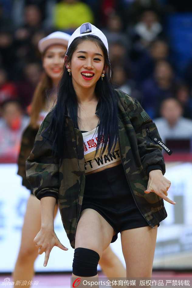 新春首战青岛男篮力克北控 篮球宝贝热舞点燃赛场 近距离的镜头捕捉到宝贝们自信的神采,精致的妆容与专注的眼神,展现出职业篮球宝贝的专业素养。