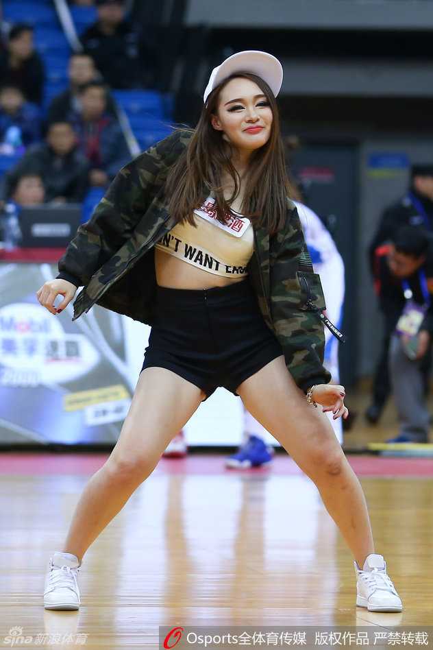 新春首战青岛男篮力克北控 篮球宝贝热舞点燃赛场 热舞正酣,宝贝们随着节拍甩动秀发,即使只是一个瞬间的抓拍,也能感受到现场热烈欢快的氛围。