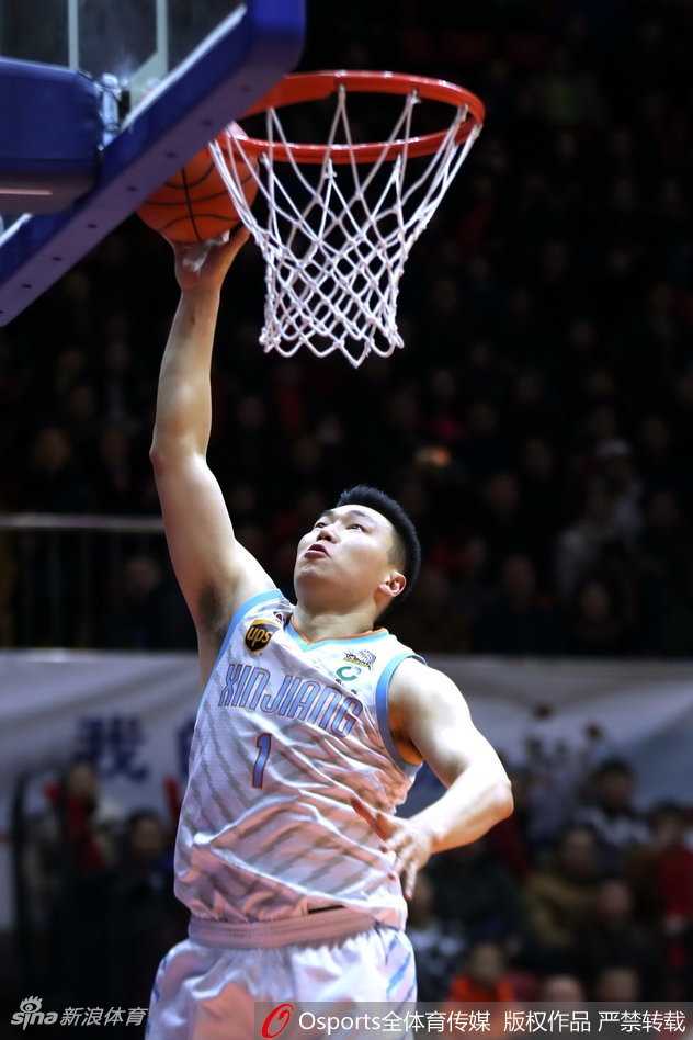 比赛结束后，浙江队的小将赖俊豪低着头走向球员通道，他的球衣被汗水浸透，背景是庆祝胜利的新疆队球员，巨大的反差充满了画面感。