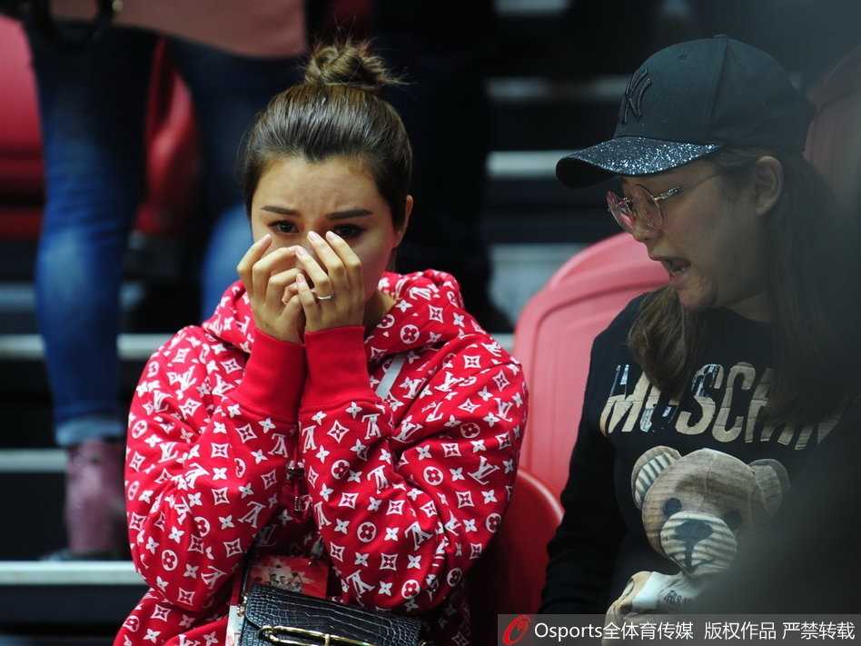 眼看分差越拉越大，场边的李根神情严峻，他紧咬球衣领口，心中燃起了反攻的火焰