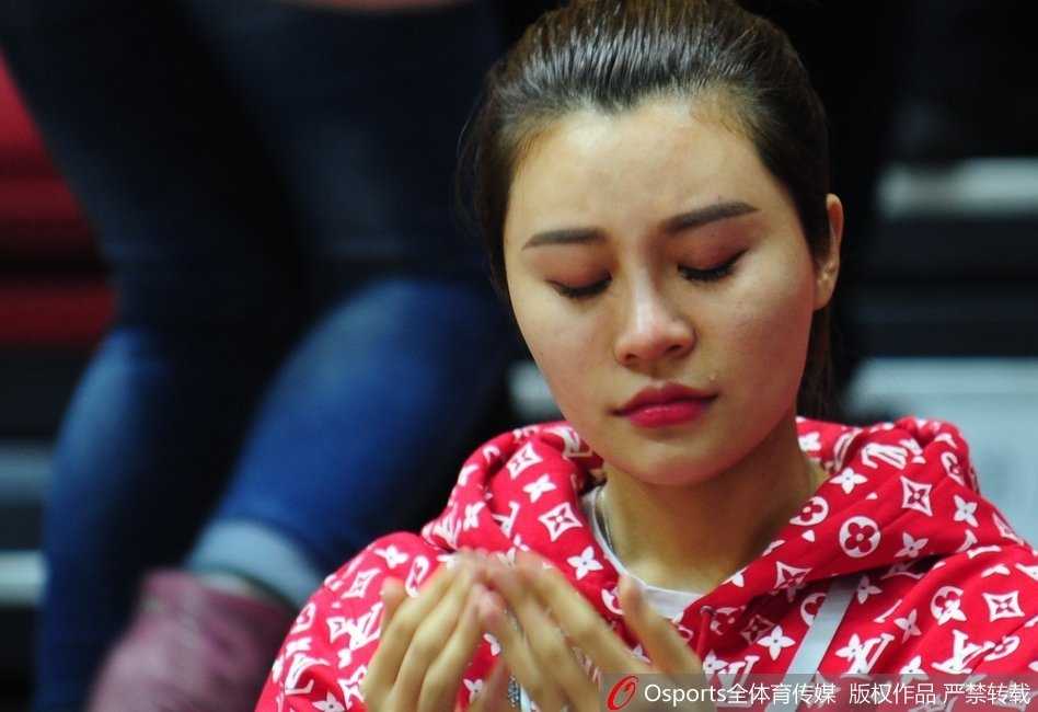 李根在辽宁队的严密防守下，如同重型坦克一般强行突破，眼神里满是杀气和坚定