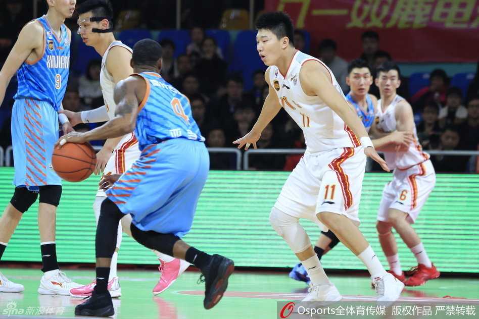 亚当斯如利刃般持球突破，八一队两名防守球员贴身紧逼，场上火药味十足