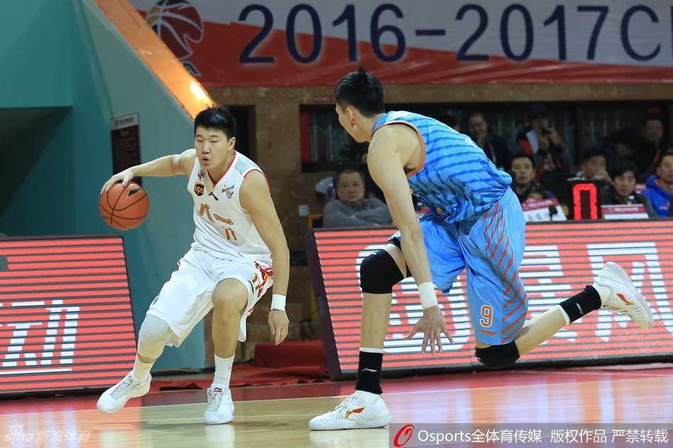 邹雨宸迎着防守高高跳起，中距离跳投出手，布拉奇伸臂干扰，瞬间对决定格空中