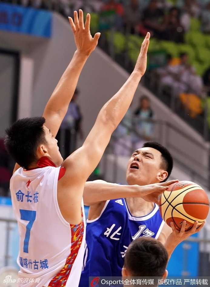 北京队老将王骁辉命中关键三分后，握拳怒吼，脸上写满了不甘与对胜利的渴望，场边的球迷为之沸腾。