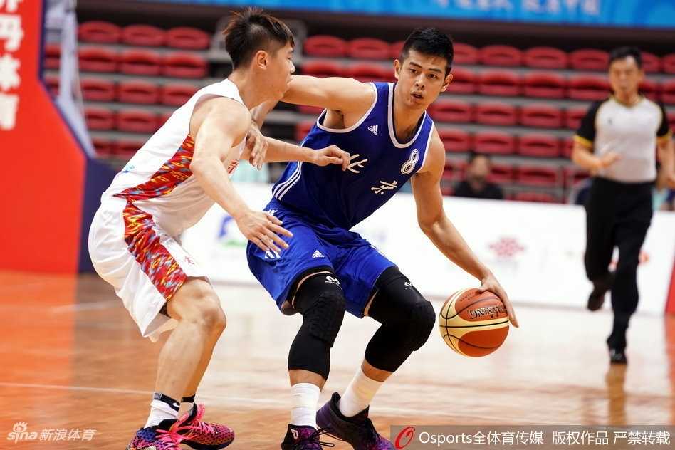 终场哨响，新疆队员紧紧相拥庆祝晋级，背景是落寞的北京队球员，这一瞬间的悲喜对比定格了全运会篮球的残酷与魅力。