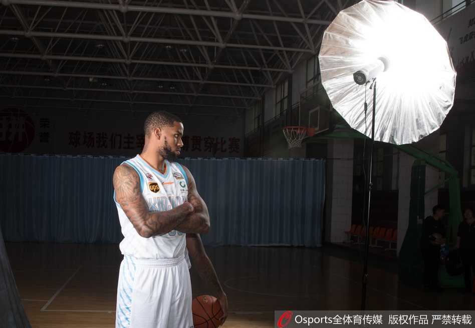 李根与孙桐林在拍摄中相视大笑，肌肉碰撞的硬汉形象与开怀大笑的爽朗形成鲜明对比，兄弟情谊在镜头前自然流露。