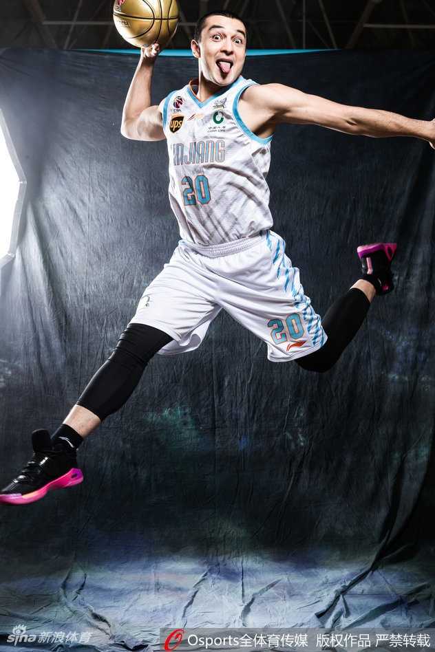 西热力江紧咬牙关，肌肉线条分明，防守悍将的战斗欲望在静止的画面中仿佛下一秒就要喷薄而出。