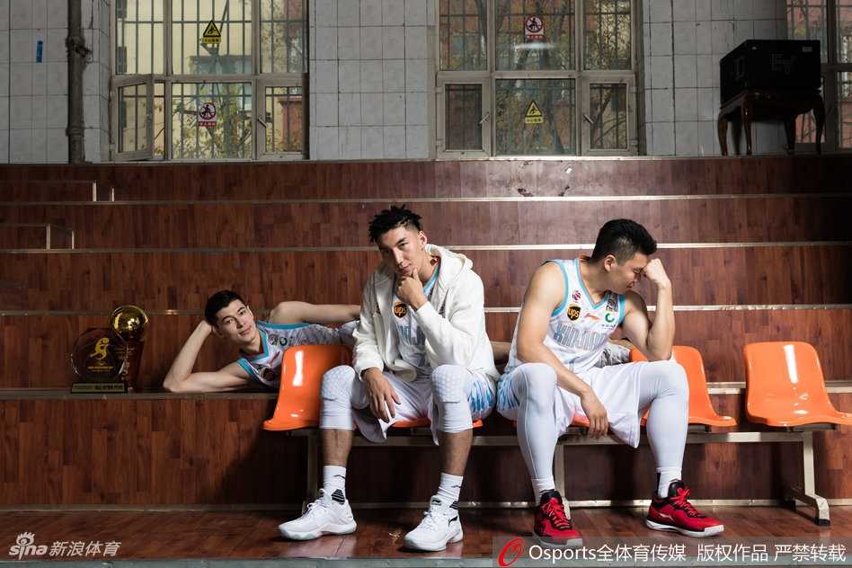 可兰白克目光如炬，握拳怒吼，领袖气质在镁光灯下尽显无遗，身后队友虚化的身影仿佛是他最坚实的后盾。