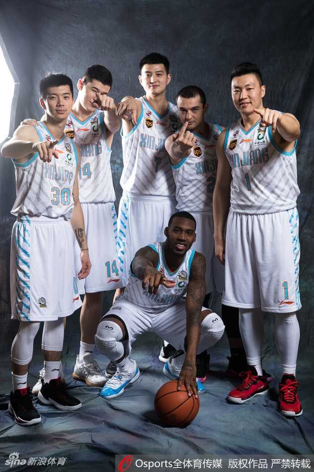 全队围拢在一起，手臂相互搭着肩膀，眼神交汇处满是信任，这一刻的团结就是他们剑指卫冕的最大资本。