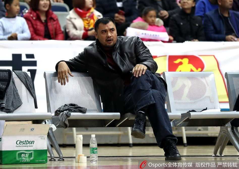 八一女篮悍将露雯在严密防守下强行上篮，面露坚毅之色