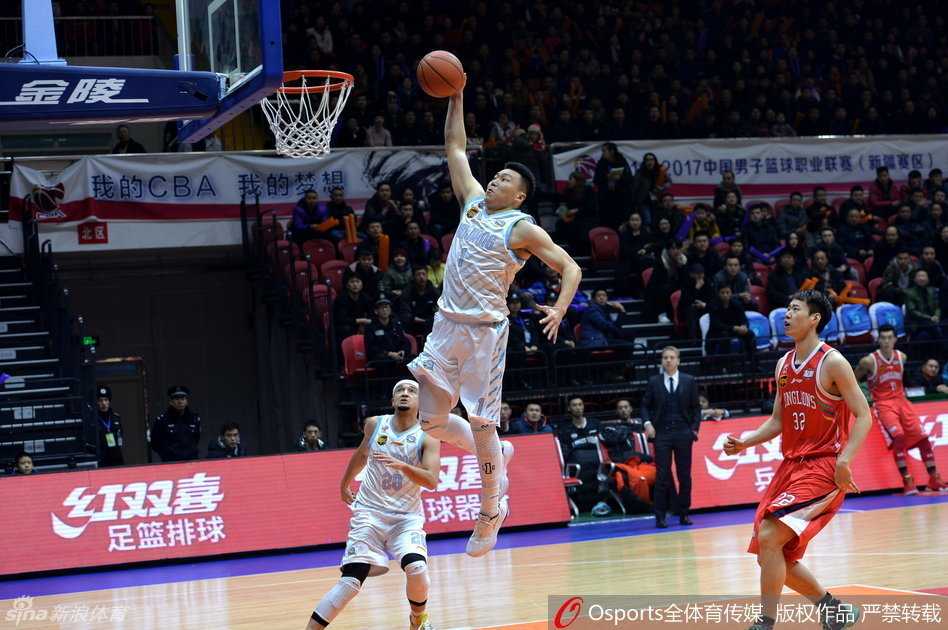 李根如猎豹般迅猛跃起，在对手头顶完成一记势大力沉的飞身暴扣，点燃全场激情