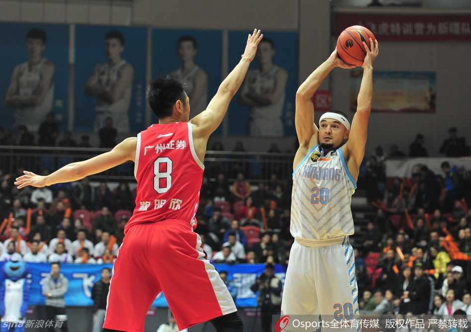 可兰白克·马坎双手摊开，一脸严肃地与裁判交流比赛判罚，展现队长担当