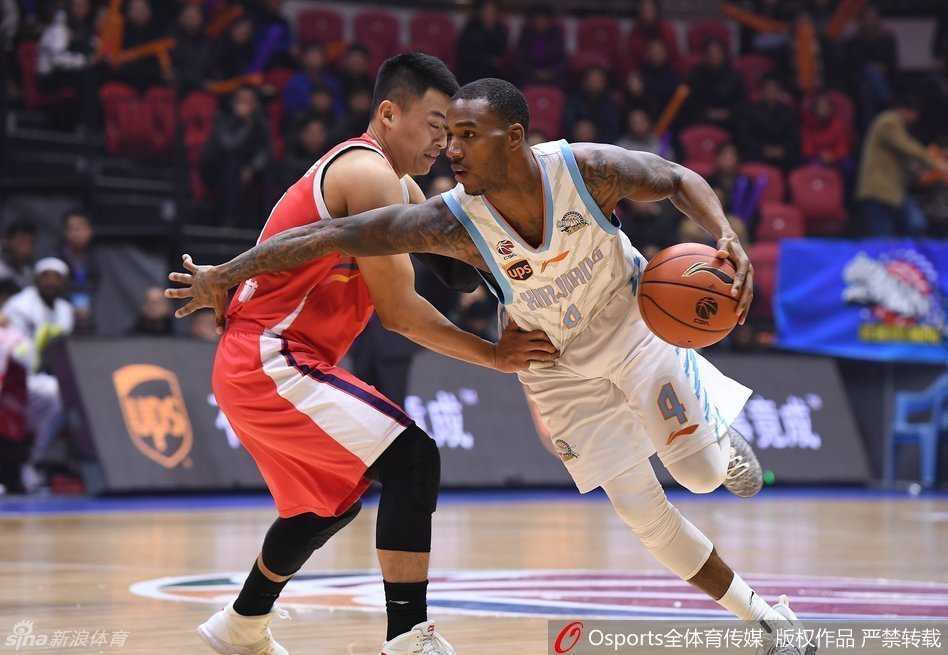 亚当斯利用华丽胯下运球晃开防守，如闪电般直线突破，撕裂对方整条防线