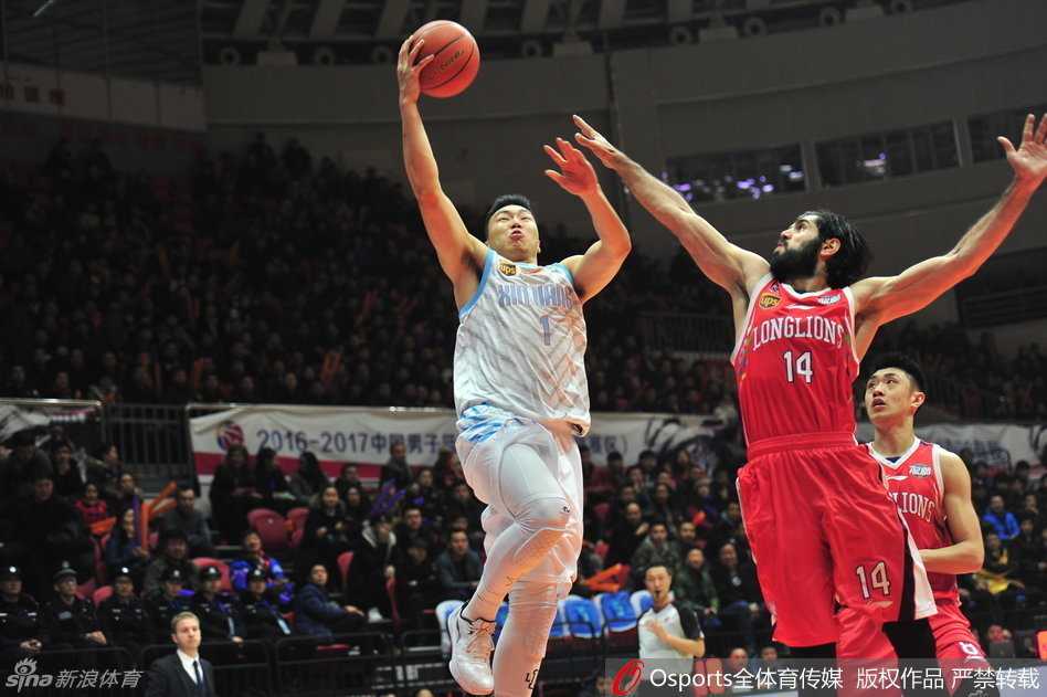 西热力江在外线双手持球，眼神坚定地盯着篮筐，随时准备射出致命三分