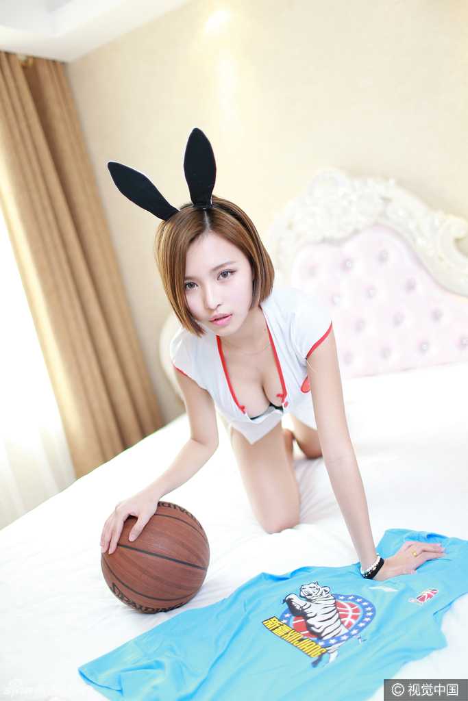 篮球宝贝身穿别致制服，在镜头前展现优美身姿，用行动诠释着对新疆男篮的力挺。