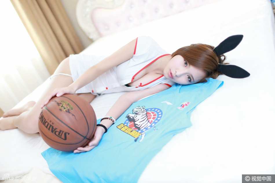 篮球宝贝身着靓丽服装，在球场边展露甜美笑容，一双白皙长腿格外吸睛，为新疆男篮激情助威。