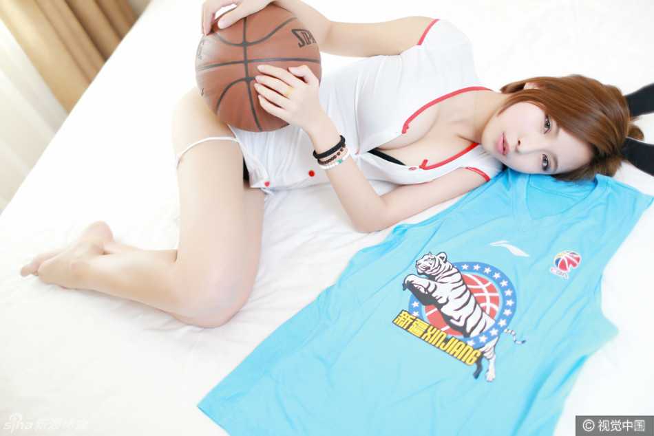 镜头下的篮球宝贝眼神坚定，白皙的肌肤与动感的装扮相得益彰，展现出新疆女孩的阳光自信。