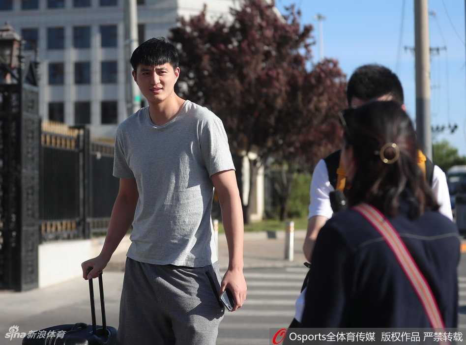 俞长栋抵达体育总局训练中心，这位新疆内线悍将神情放松，他将用自己的硬度为国家队内线筑起坚固屏障