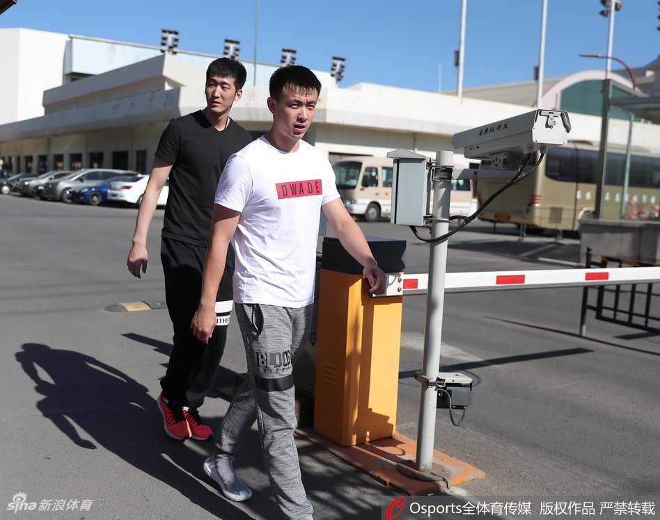 常林轻松现身报到现场，这位空间型内线的加入，将为李楠指导的战术板带来更多现代化的选择与变化