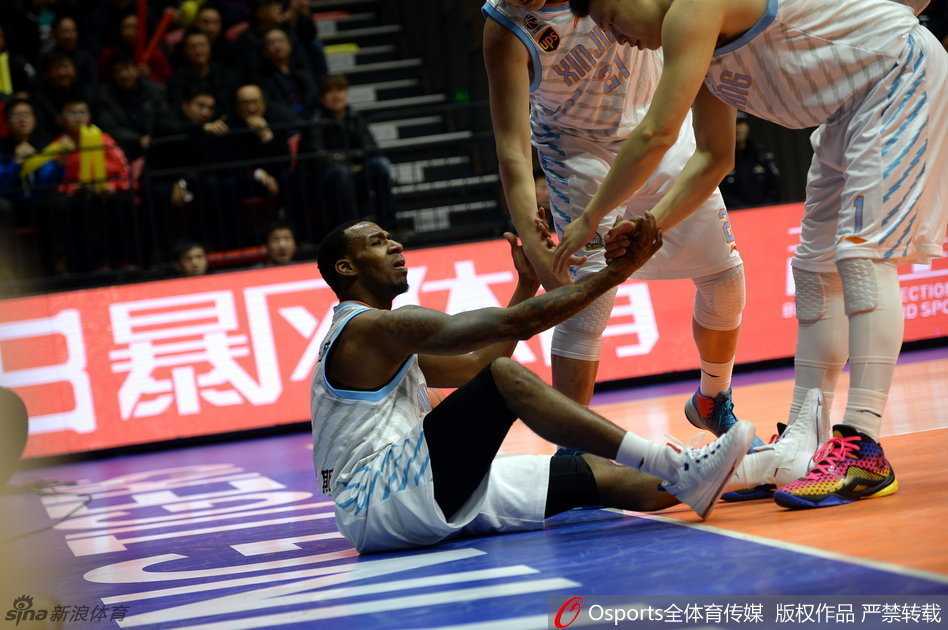 新疆飞虎冠军征程:铁血防守与华丽进攻的冰与火之歌 李根霸王硬上弓,暴力美学扣篮震撼全场,肌肉碰撞的轰鸣响彻球馆!