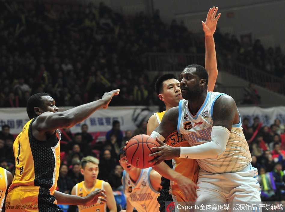 新疆飞虎冠军征程:铁血防守与华丽进攻的冰与火之歌 武林高手布莱切以一敌二,在肌肉丛林中巧妙闪转腾挪,于无形中撕开防线。