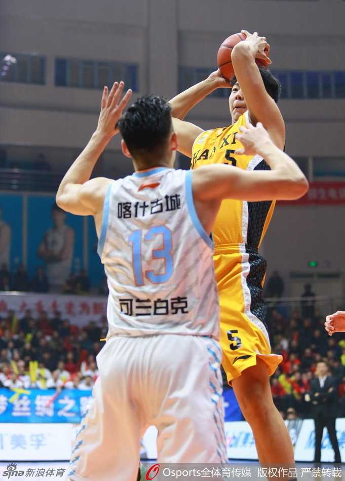 新疆飞虎冠军征程:铁血防守与华丽进攻的冰与火之歌 可兰白克如橡皮糖般紧贴对手,眼神坚毅如铁,一次精准的判罚让对手无功而返。