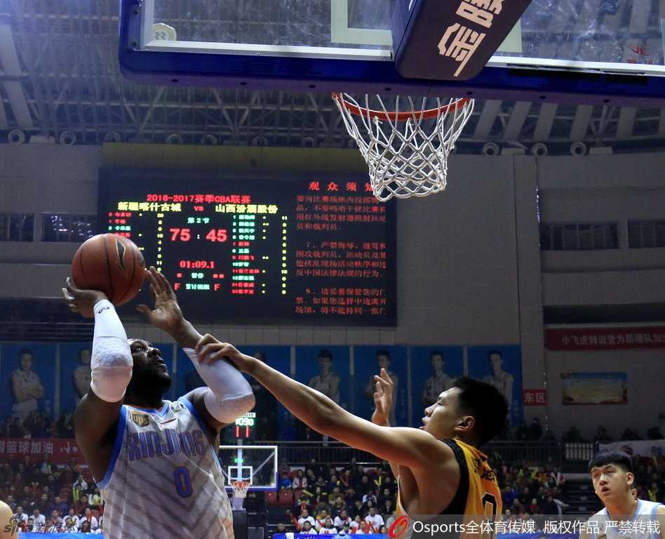 新疆飞虎冠军征程:铁血防守与华丽进攻的冰与火之歌 电光火石间一记底线妙传,如手术刀般精准切开对手心脏,瞬间点燃快攻烽火。