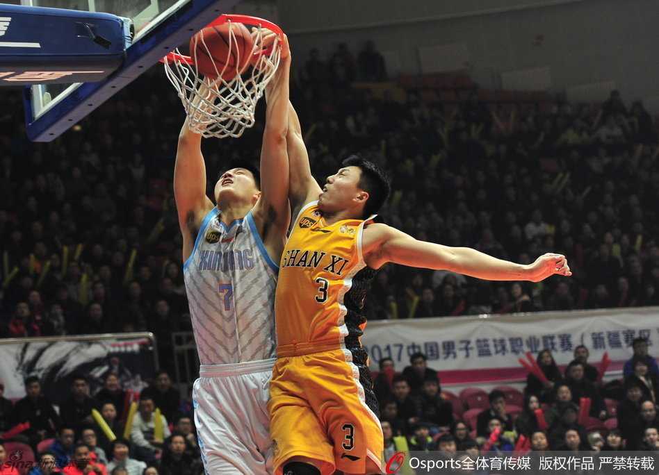 新疆飞虎冠军征程:铁血防守与华丽进攻的冰与火之歌 篮下巨灵神降临,俞长栋双臂灌筐,仿佛将苍穹砸碎!